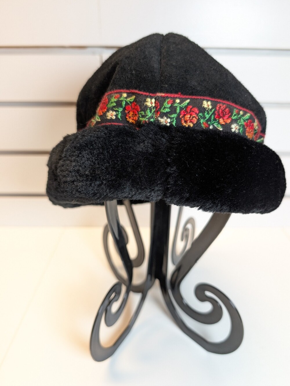 Vintage Sueded Leather hat w/ faux fur lining and floral ribbon trim EUC
